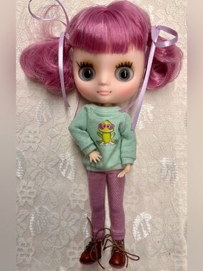 Middie Blythe, Maroon Hair, and Gugumoda Sweatsuit
